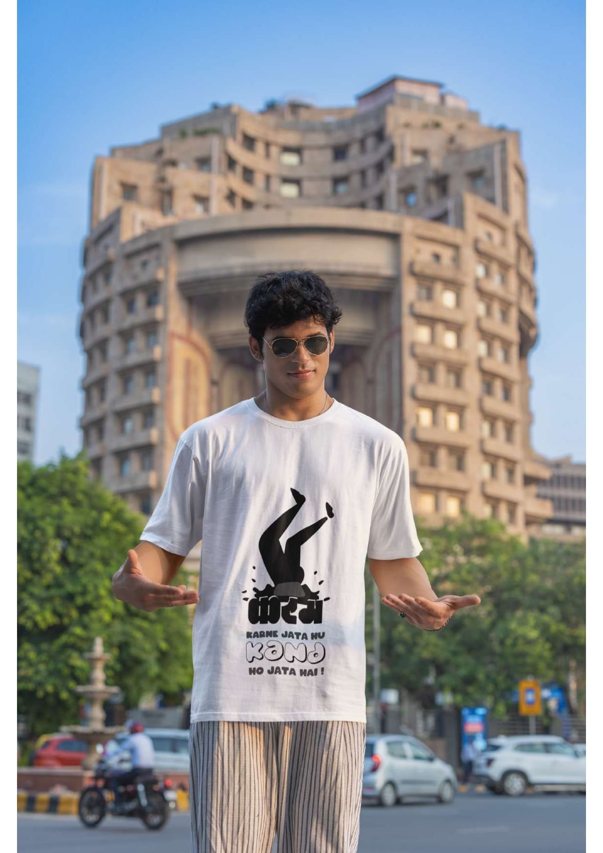 karam karne jata hu kand ho jata hai